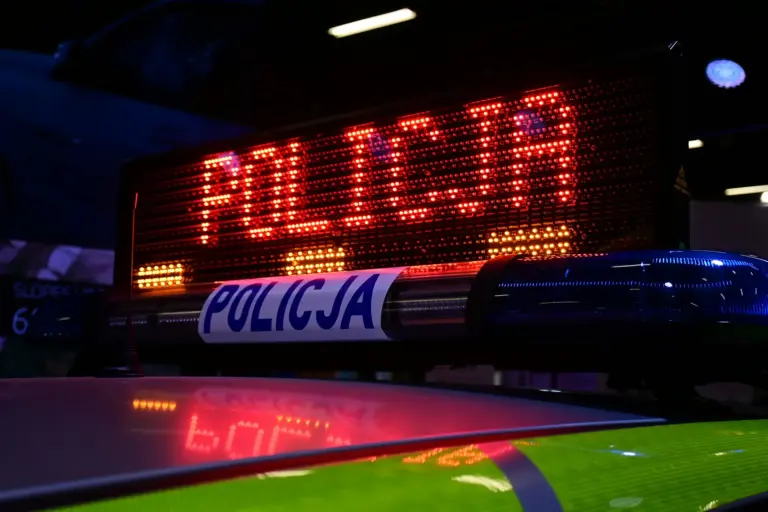 Radiowóz policji w nocy - zatrzymanie i pomoc adwokata