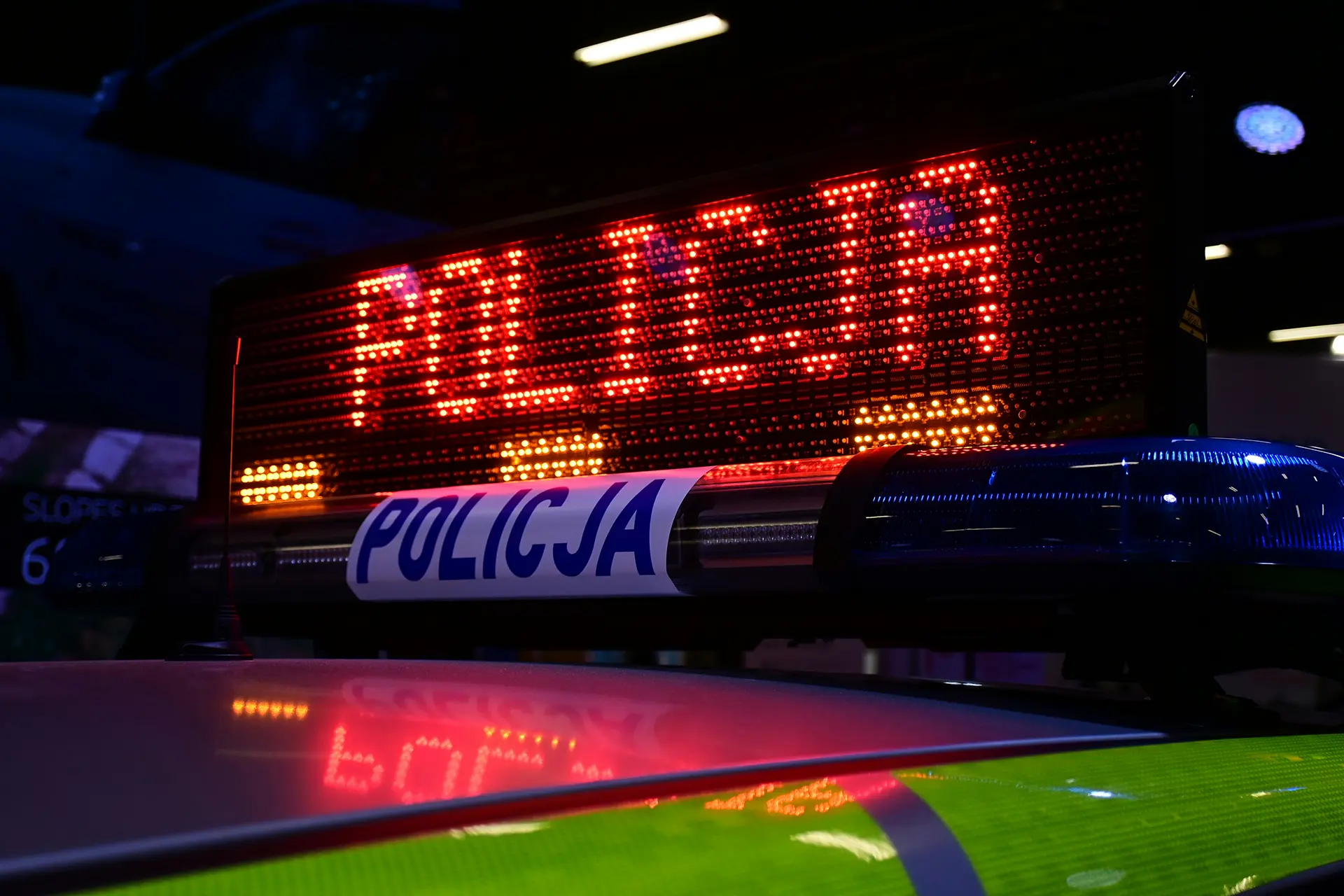 Radiowóz policji w nocy - zatrzymanie i pomoc adwokata
