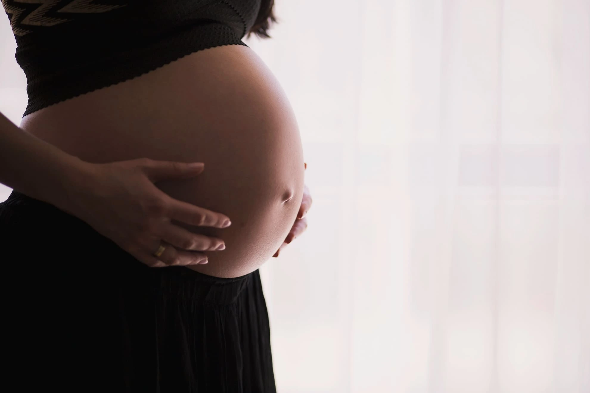 Kobieta w ciąży rozmawia z adwokatem o zwrocie kosztów ciąży i porodu od ojca dziecka
