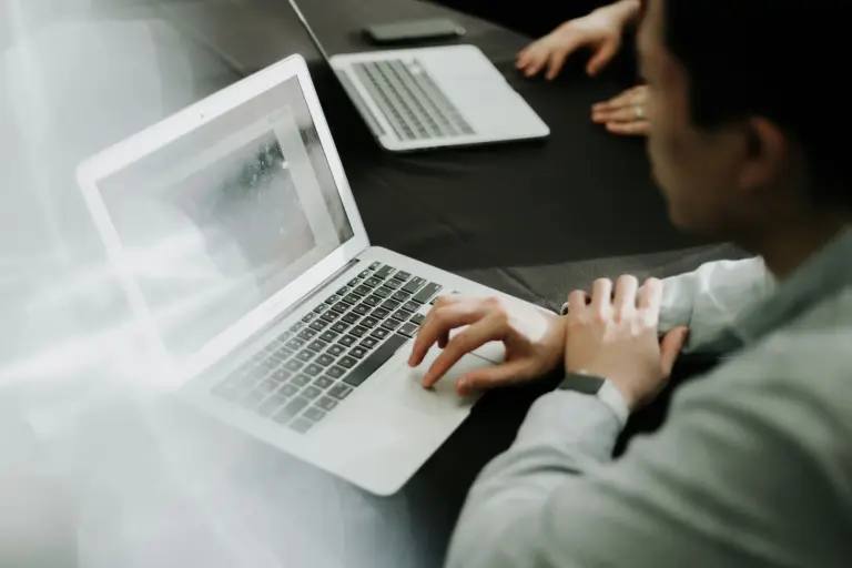Przedsiębiorca sprawdza nieprawdziwą opinię o swojej firmie w internecie