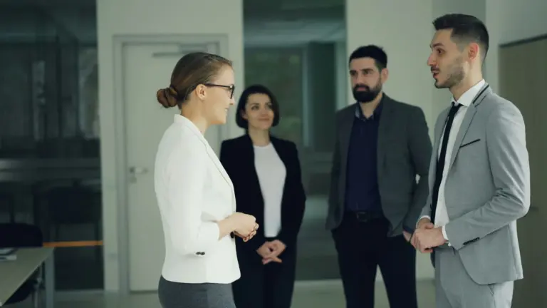 Dwaj skonfliktowani wspólnicy spółki z o.o. analizują z adwokatem dokumenty dotyczące paraliżu decyzyjnego i rozwiązania spółki przez sąd