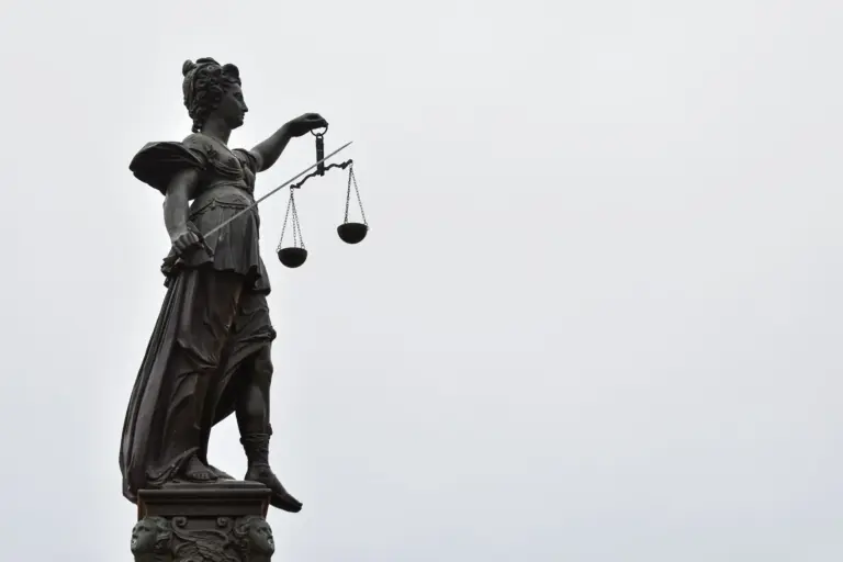 Podejrzany konsultuje z adwokatem propozycję dobrowolnego poddania się karze bez rozprawy