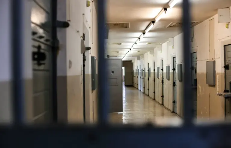 Rodzina i adwokat analizują dokumenty do wniosku o warunkowe przedterminowe zwolnienie z więzienia