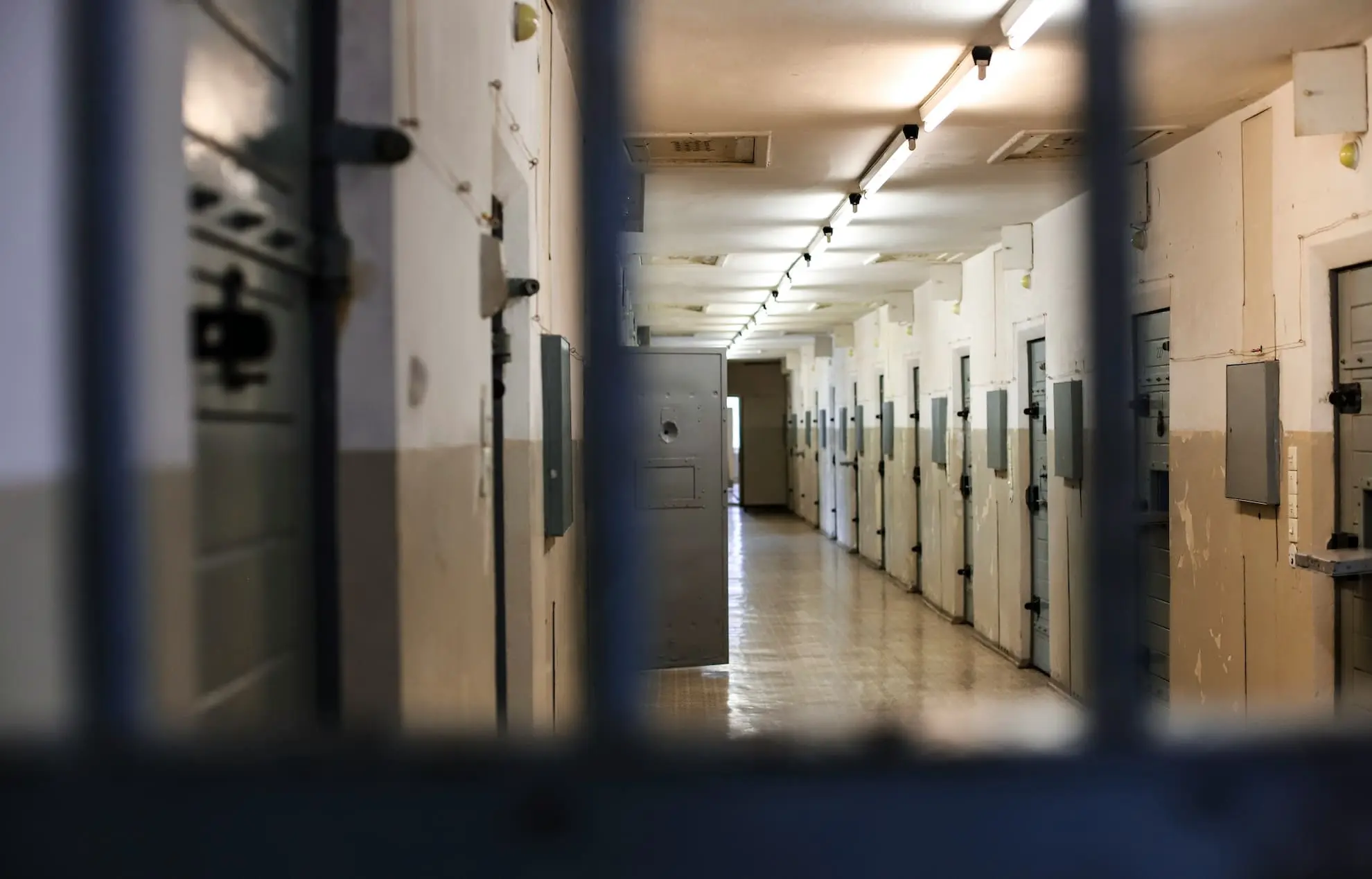 Rodzina i adwokat analizują dokumenty do wniosku o warunkowe przedterminowe zwolnienie z więzienia