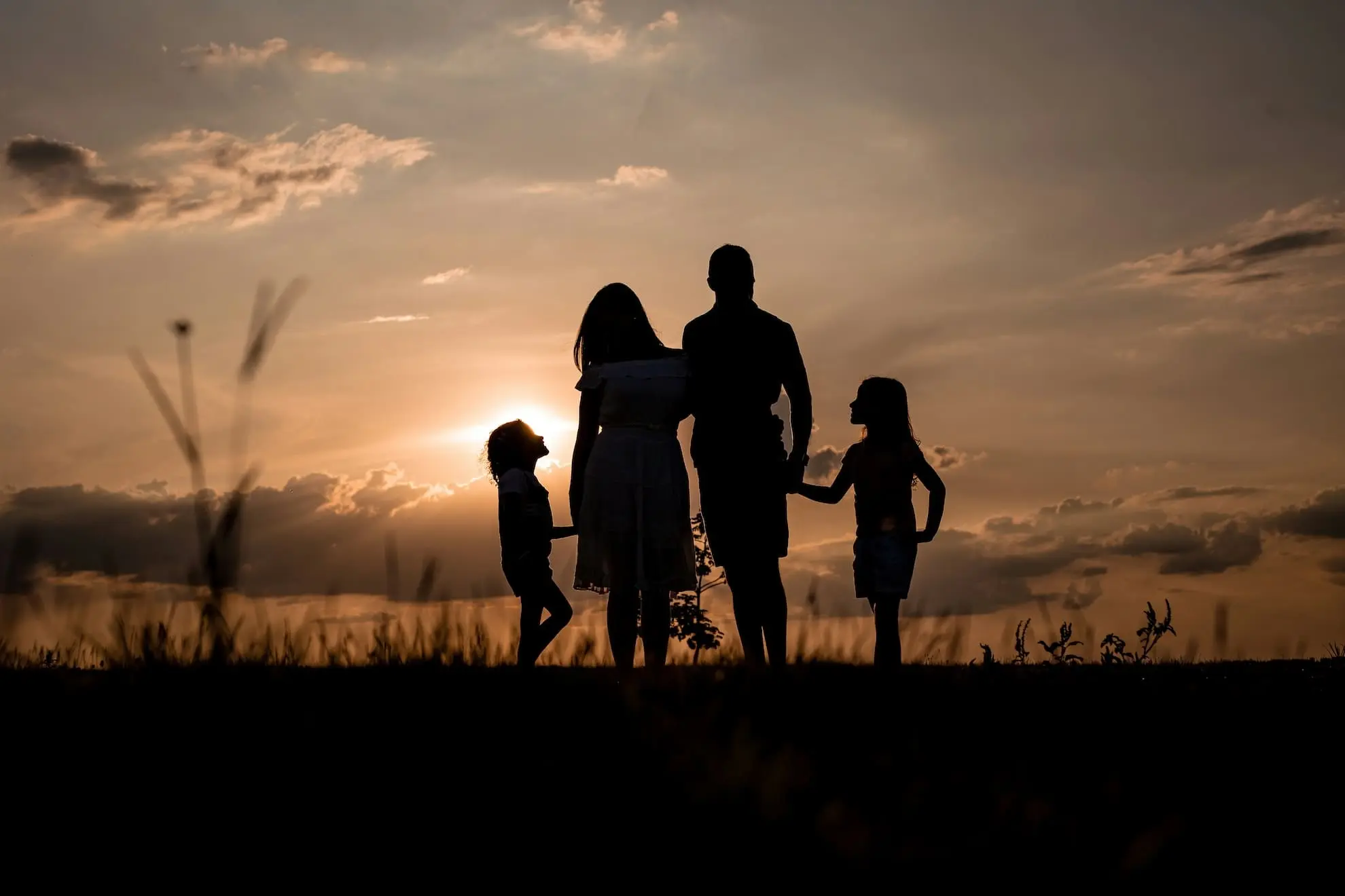 Małżonkowie rozmawiają z adwokatem o adopcji dziecka jednego z nich